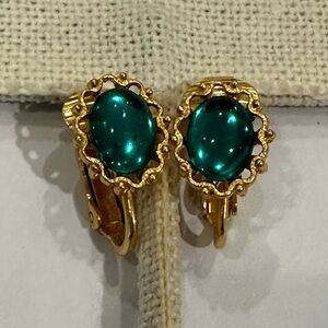 Vintage Green Cabochon Glass Oval Stone Gold Tone Drop Clip On Earrings